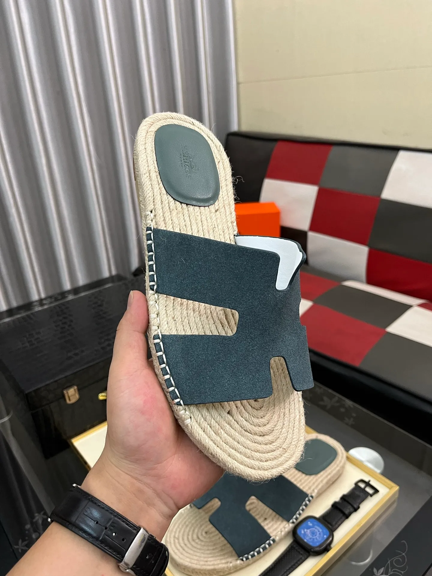 Men's shoes 💰320⌚️⌚️《HERMES》Hermès 💁♂️Men's casual slippers, quality comparison at counters🧚🏿♂️ The first layer of the upper is imported high mercerized matte, purely hand-drawn, raw rubber breathable and non-slip outsole, the lining is breathable and comfortable lambskin, the density is 100% comfortable, the original rubber outsole is wear-resistant and has a code number of 38-44. Can be customized 45-46-47